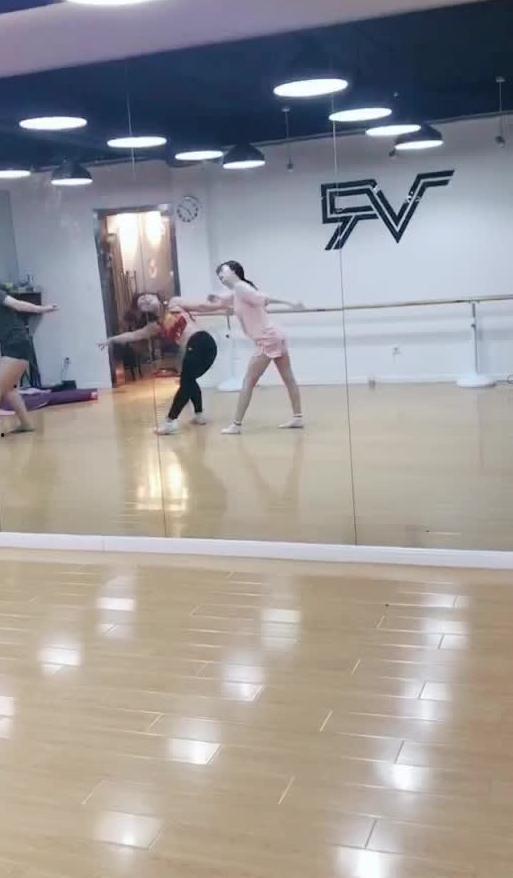 女生跳舞视频吃瓜