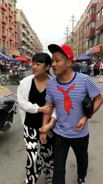 搞笑美女吃瓜视频,欢乐无限