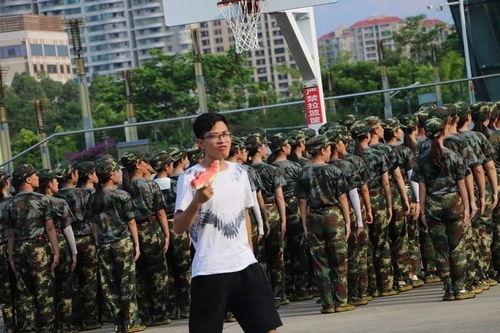 军训吃瓜的文案,揭秘军营里的欢乐时光