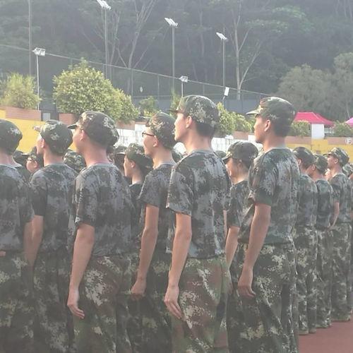 军训吃瓜的文案,揭秘军营里的欢乐时光