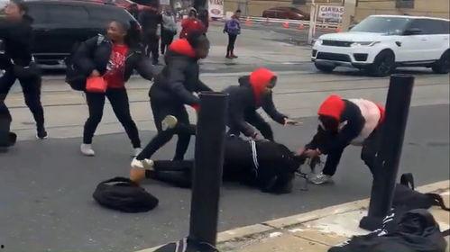 被吃瓜的人拍到