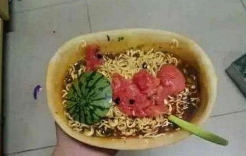 吃瓜现场吃泡面,泡面成网红美食新宠