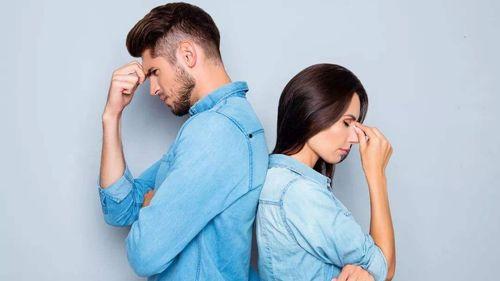 男女生吵架吃瓜,男女大战，吃瓜群众围观