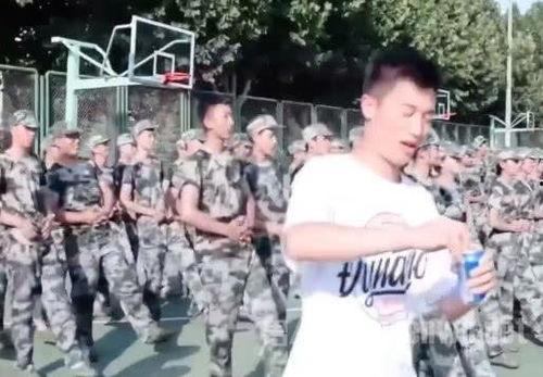 学院军训跳舞吃瓜,学院舞蹈与瓜果共享