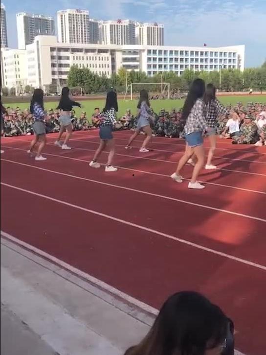 学院军训跳舞吃瓜,学院舞蹈与瓜果共享