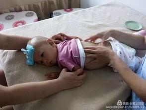 宝宝打针吃瓜,温馨育儿瞬间