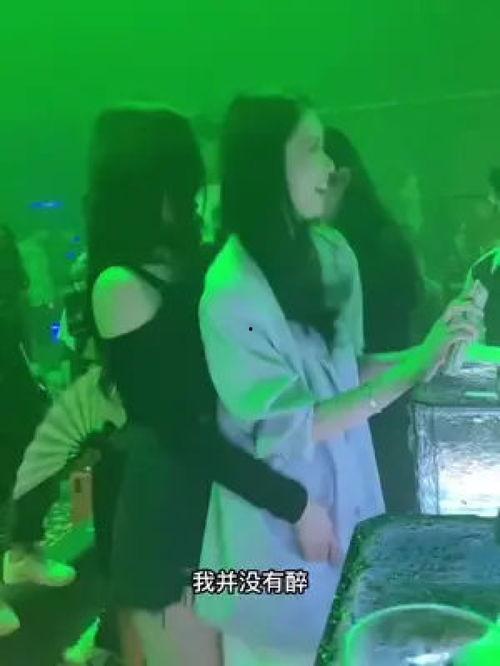 黄姐蹦迪吃瓜,揭秘网红生活的另一面