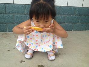 小孩吃瓜打针,小孩吃瓜打针的温馨瞬间